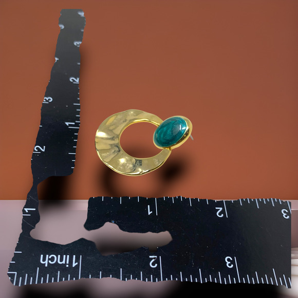 Vintage 1980s Hammered Gold Tone Green Enamel Pierced Doorknocker Earrings Mogul - Picture 4 of 5